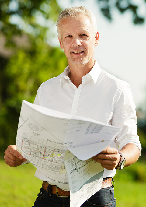 Foto von Herrn Dieter Pichler, hält einen Bauplan in der Hand
