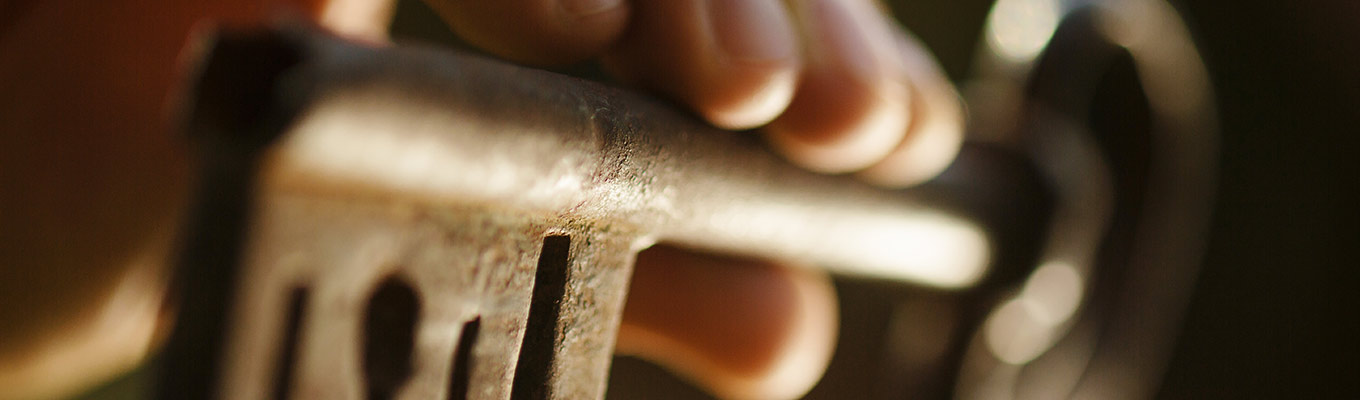 Bild zeigt alten Schlüssel mit Fingern